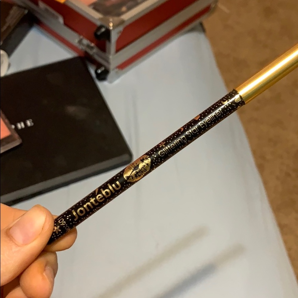 Glittering star eyeliner